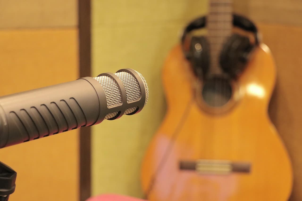 How to Record Acoustic Guitar Like a Pro (Stereo vs. Mono)